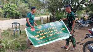 Tim Penerangan Kodim 1201 Pasang Banner Untuk Publikasi Media Center TMMD ke-110