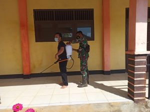 Satgas TMMD 110 Kodim 1201 Lakukan Penyemprotan Disinfektan di SMPN 6 Menyuke