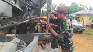 Personil Satgas TMMD 110 Kodim 1201 Lakukan Perawatan Alat Berat