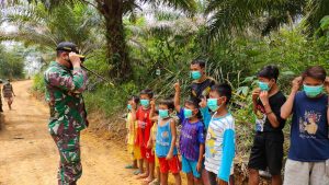 Tinjau Lokasi TMMD 110 Dansatgas Kodim 1201 Bagikan Masker
