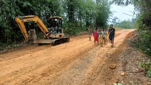 Excavator Mini Satgas TMMD 110 Kodim 1201 Jadi Kesukaan Anak-anak Tolok