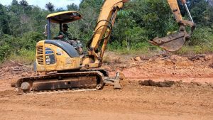 Satgas TMMD 110 Kodim 1201 Antusias Bangun Jalan Gunakan Excavator