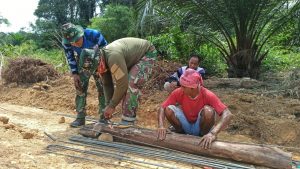 Satgas TMMD 110/ Kodim 1201 dan Warga Gotong Royong Perbaiki Jembatan