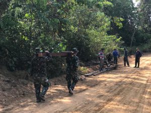 Pikul Kayu Satgas TMMD 110/ Kodim 210 Mulai Pengerjaan Jembatan di Tolok