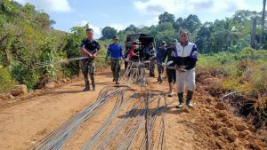 Gotong Royong Bersama Warga, Satgas TMMD 110/ Kodim 1201 Bangun Jembatan