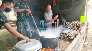 Satgas TMMD 110 Kodim 1201 Siapkan Makan Siang di Dapur Umum