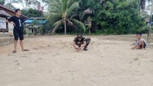 Main Kelereng Bersama Satgas TMMD 110/Kodim 1201 Kenalkan TNI ke Anak-anak Desa Tolok