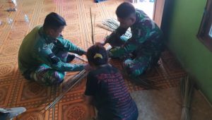 Komsos ke Pengrajin Tikar Satgas TMMD 110 Kodim 1201 Ingatkan Pakai Masker