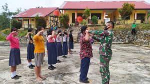 Satgas TMMD 110 Kodim 1201 Latih Siswa SMP 6 Menyuke Baris-berbaris