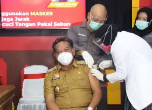 Bupati dan Wakil Bupati Sanggau Jalani Vaksinasi