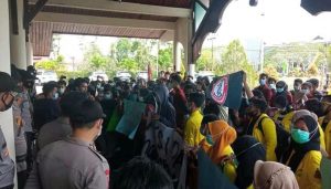 Aliansi Mahasiswa dan Masyarakat Sambas Gelar Aksi Damai di DPRD dan Kejari