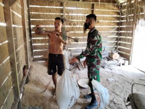 Pupuk Kemanunggalan TNI Prada Ponco Bantu Timbang Gabah