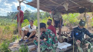 Sejumlah Personil TMMD 110 Kodim 1201 Pantau Desa Tolok dari Ketinggian