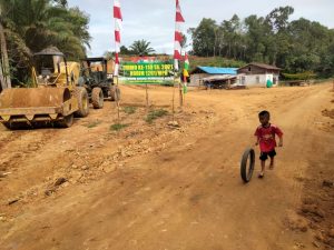 Anak-anak Desa Tolok Bermain di Jalan yang Dibuat Satgas TMMD 110 Kodim 1201