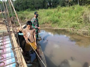 Istirahat Pembuatan Jembatan, Satgas TMMD 110 Kodim 1201 Memancing Bersama Warga