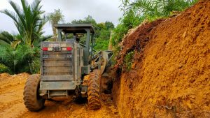 Gunakan Grader Satgas TMMD 100 Kodim 1201 Kikis Tebing Tanah