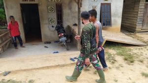 Anggota Satgas TMMD 110 Kodim 1201 Anjangsana ke Rumah Warga Keronang