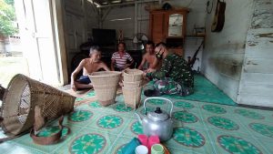 Kunjungi Pengrajin Bambu Satgas TMMD 110 Kodim 1201 Siap Beri Pendampingan