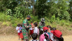 Satgas TMMD 110 Kodim 1201 Bagikan Masker ke Siswa SD