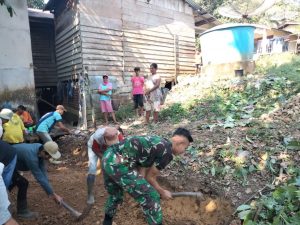 Tanamkan Gotong Royong Satgas TMMD 110 Kodim 1201 Ajak Warga Dusun Palah Kerja Bakti