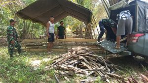 Kayu Bakar Bikin Dapur Umum TMMD 110 Kodim 1201 Tetap Ngebul