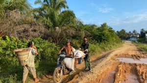 Motor Warga Terperosok di Jalan Berlubang, Satgas TMMD 110 Kodim 1201 Bantu Angkat
