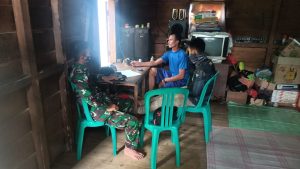 Sambangi Kadus Palah Anggota Satgas TMMD 110/ Kodim 1201 Tanyakan Info Warga