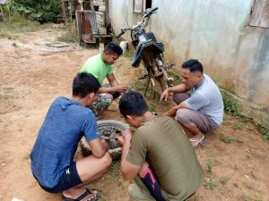 Serda Suhardi Jadi Montir Dadakan Bantu Perbaiki Motor Warga