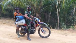 Personil Satgas TMMD 110/ Kodim 1201 Bantu Warga Bawakan Padi