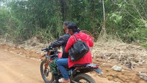 Anggota Satgas TMMD 110 Kodim 1210 Beri Tumpangan Kepada Warga