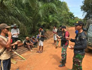 Anggota Satgas TMMD 110 Kodim 1201 Kunjungi Warga