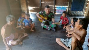Anggota Satgas TMMD 110/ Kodim 1201 Pikat Hati Warga Desa Tolok dengan Musik