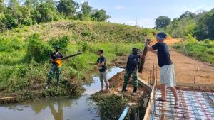 Pemindahan Material Bahan Bangunan Dilakukan Estafet