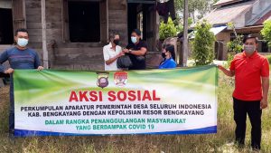 Polres Bengkayang Gandeng Apdesi Bagikan Sembako Ke Warga Terdampak Covid