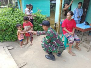 Satgas TMMD 110 Kodim 1201 Beri Makanan ke Anak Kurang Gizi di Desa Tolok