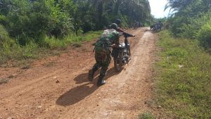 Satgas TMMD 110 Kodim 1201 Bantu Warga Yang Motornya Mogok
