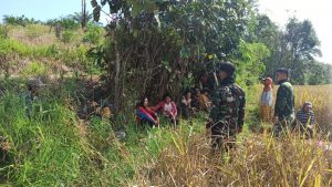 Anggota Satgas TMMD 110 Kodim 1201 Sosialisasikan Bahaya Karhutla