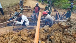 Anggota Satgas TMMD 110 Kodim 1201 Kebut Pengerjaan Jembatan Box Cluvert