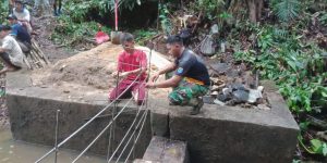 Anggota Satgas TMMD 110/ Kodim 1201 Merangkai Rangka Besi Bangun Bendungan