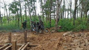 Perkokoh Box Culvert, Anggota Satgas TMMD 110/ Kodim 1201 Gunakan Balok Belian