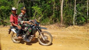 Sigap Anggota Satgas TMMD 110/ Kodim 1201 Bonceng Warga