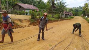 Satgas TMMD 110/ Kodim 1201 Bersama Warga Siapkan Material Pembangunan Bendungan Air Bersih