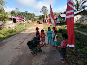 Personil Satgas TMMD Bermain Bersama Anak-anak Sebelum Melanjutkan Pekerjaan