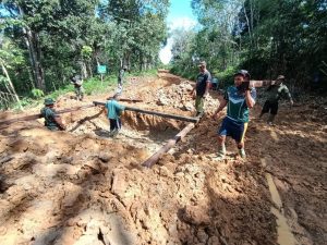 Dibantu Tiga Warga Desa Tolok, Anggota Satgas Melanjutkan Pekerjaan Box Cluvert