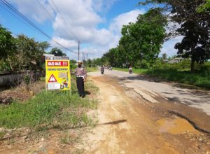 Jalan Rusak, Satlantas Polres Singkawang Pasang Spanduk Imbauan