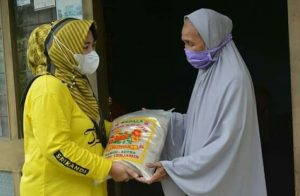 Ketua PKK Lamteng Bagikan 50 Paket Sembako