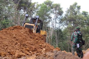 Personil Satgas TMMD Ke 110 kodim 1206/PSB Terus Tinjau Progres Pembukan Jalan