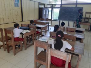 TMMD Ke-110 Kodim 1206/PSB Bantu Anak – Anak Titin Kemantan Belajar