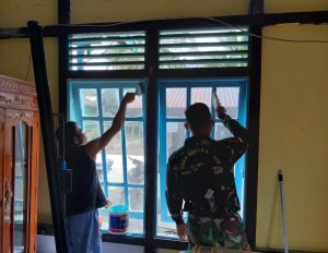 Warga Bersama TNI Lalukan Pengecatan Rumah Di Sela Kegiatan TMMD ke-110