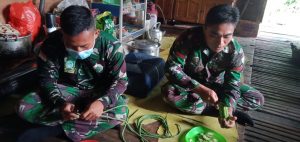 Anggota Satgas TMMD Bantu Masak di  dapur